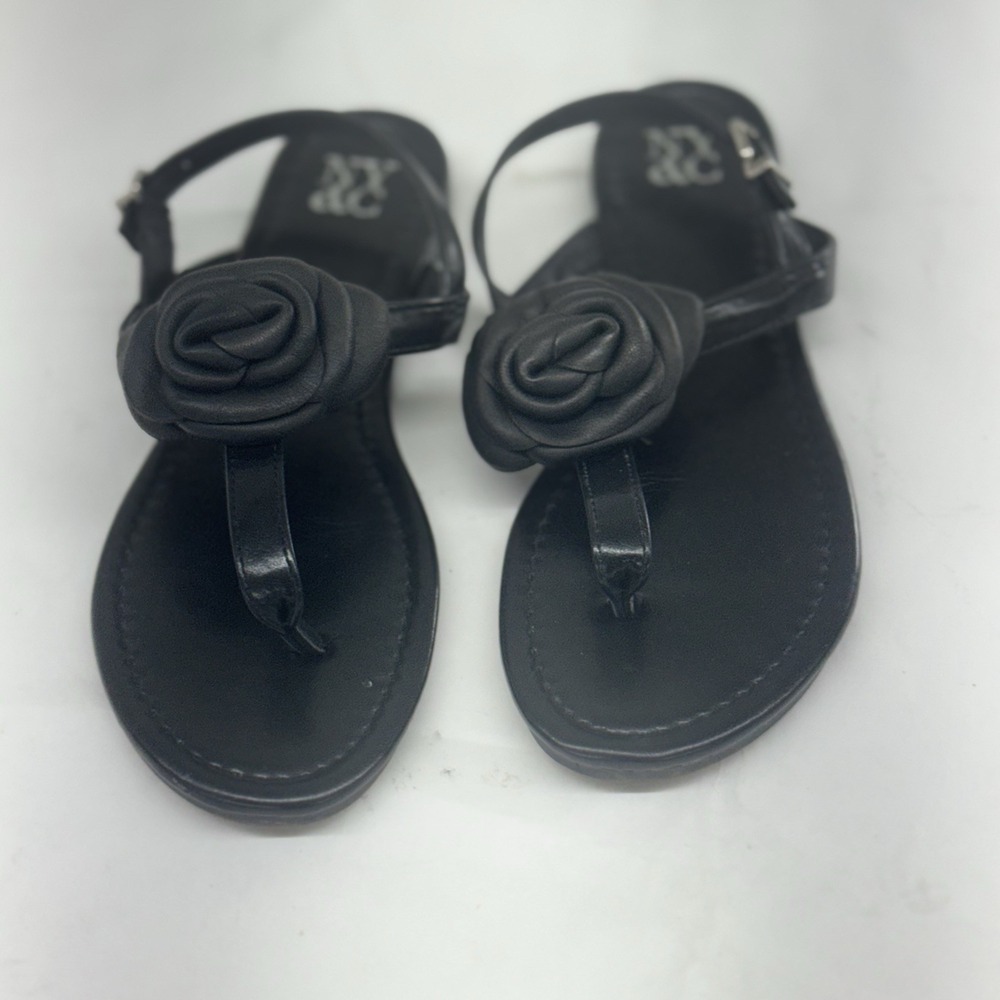 NY&C Black Thong Strappy Sandal Rosetts Size 9 Excellent